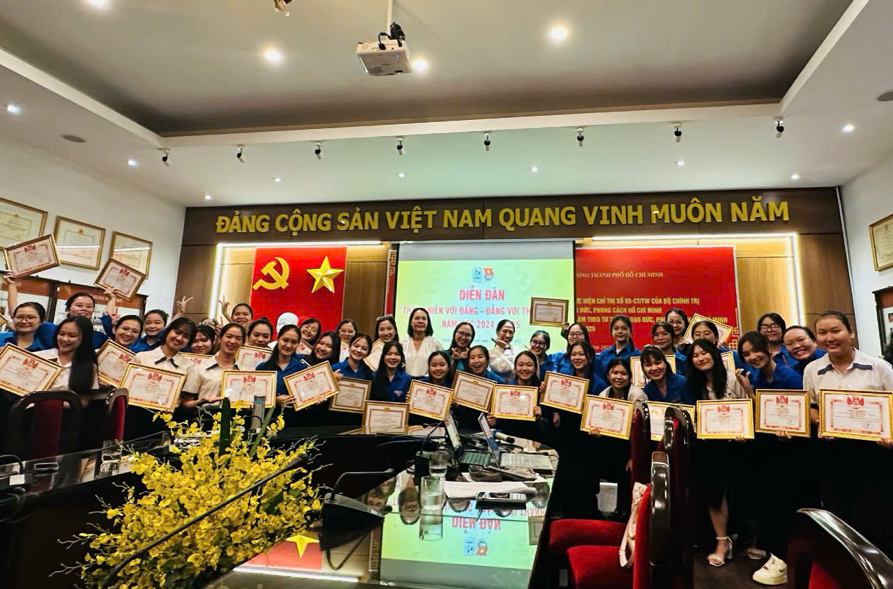 Tuyên dương sinh viên đạt thành tích xuất sắc trong nghiên cứu khoa học Năm học 2024–2025