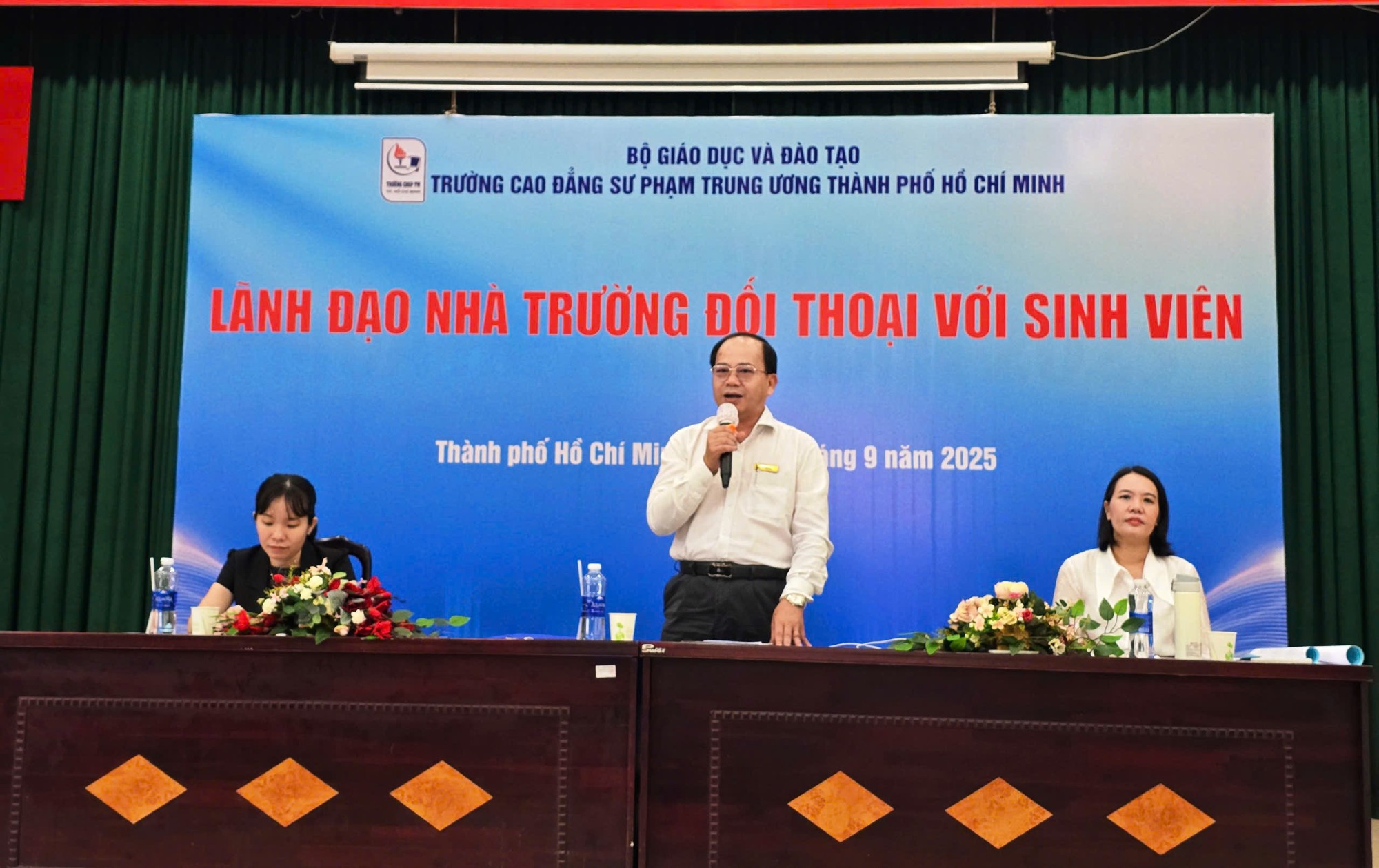 Lãnh đạo Trường đối thoại với sinh viên